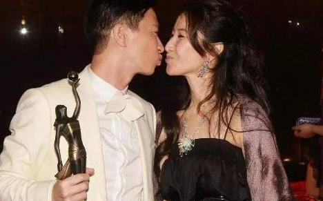 曾是一代天后，當紅時嫁給無名小卒，如今54歲被影帝老公寵成公主！