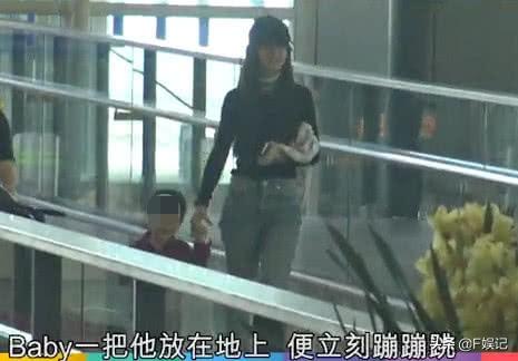 港媒再度曝光兒子小海綿的真容，看來黃曉明真不能忍了！