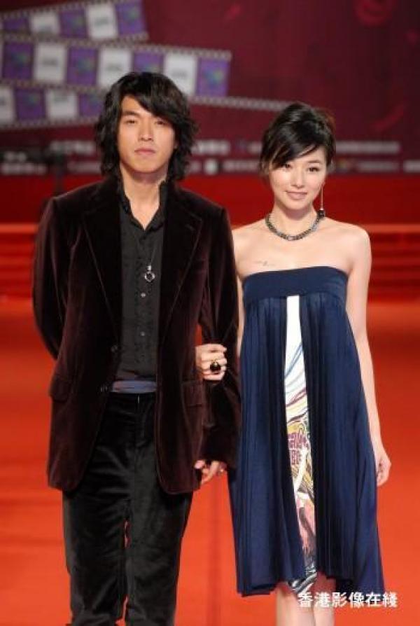 他曾經是偶像劇王子，女友車禍去世後，他代替她盡孝了七年，談過八段感情卻從不承認，現在竟然認了「她」
