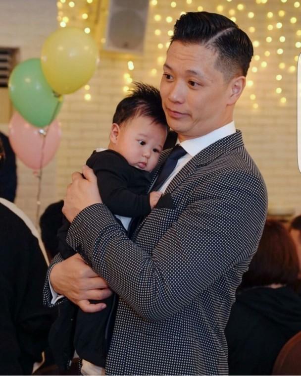 胡杏兒帶娃監控老爸，小奕霆頂「啤酒肚」老闆范兒十足！