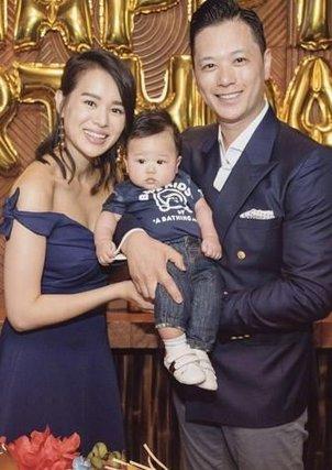 胡杏兒帶娃監控老爸，小奕霆頂「啤酒肚」老闆范兒十足！