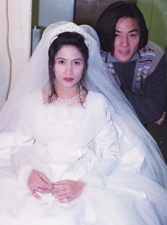 她因與鄭伊健分手而分得2.5億，卻在50歲再被拋棄！真讓人心疼！