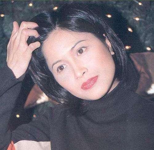 她因與鄭伊健分手而分得2.5億，卻在50歲再被拋棄！真讓人心疼！
