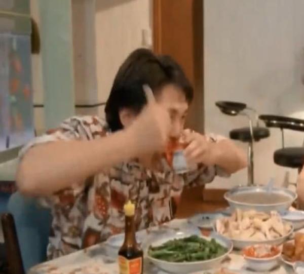 周星馳請王寶強吃飯，看到吃的菜後，王寶強直呼：打擾了！