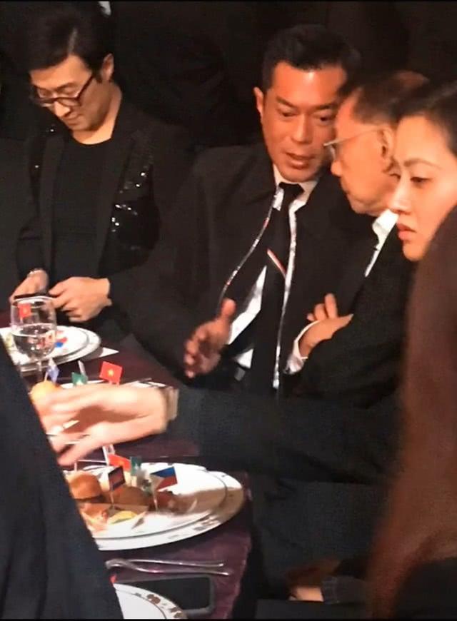 洗米華公司設宴驚動香港半個娛樂圈，向華強古天樂吳奇隆出席，古天樂聆聽汪峰高談闊論像個小學生！