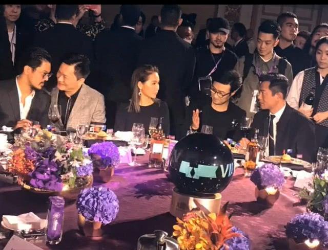 洗米華公司設宴驚動香港半個娛樂圈，向華強古天樂吳奇隆出席，古天樂聆聽汪峰高談闊論像個小學生！