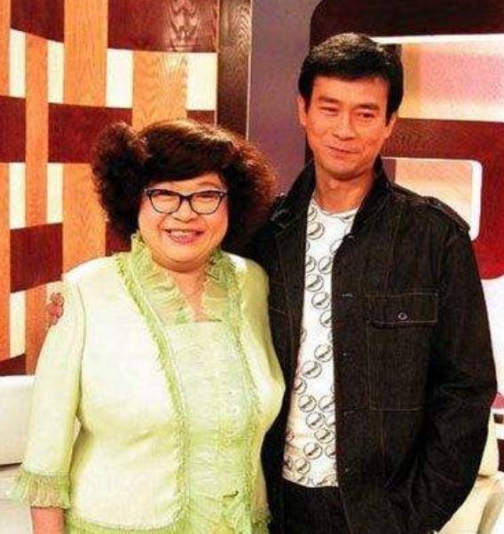 鄭少秋遇沈殿霞前已有個女兒，同父不同命，走在路上無人識