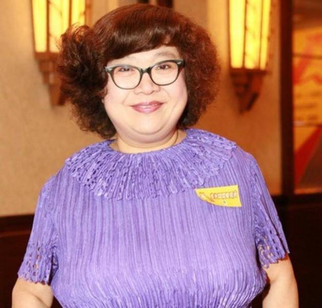鄭少秋遇沈殿霞前已有個女兒，同父不同命，走在路上無人識