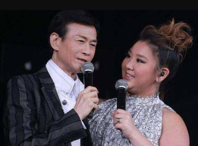 鄭少秋遇沈殿霞前已有個女兒，同父不同命，走在路上無人識