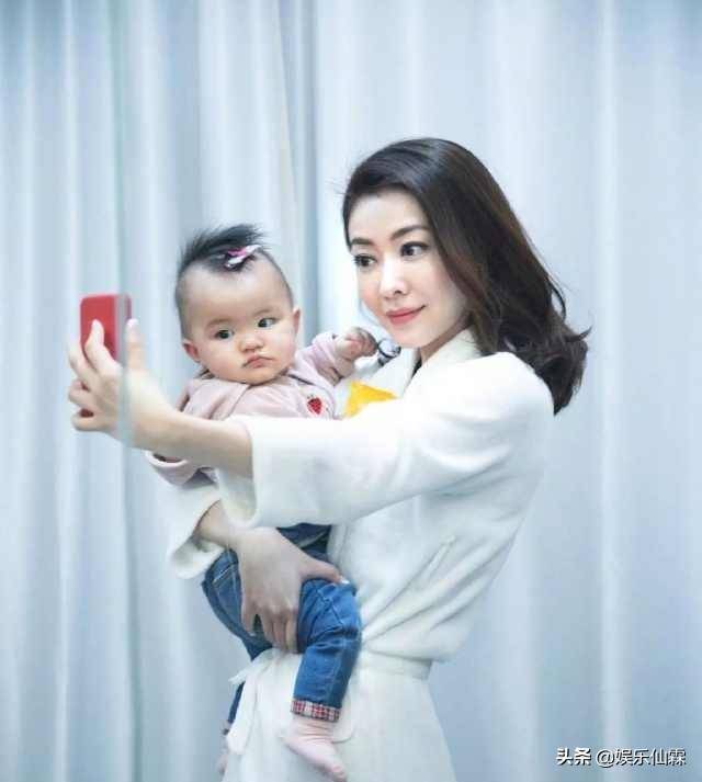 熊黛林硬要和小女兒合照，二人長相似粘貼複製，寶寶一臉呆萌
