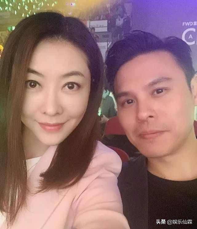 熊黛林硬要和小女兒合照，二人長相似粘貼複製，寶寶一臉呆萌