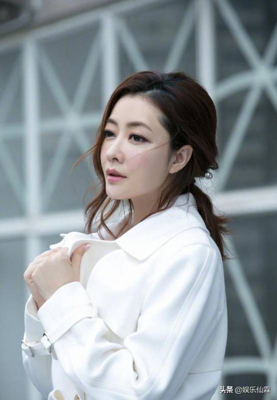 熊黛林硬要和小女兒合照，二人長相似粘貼複製，寶寶一臉呆萌