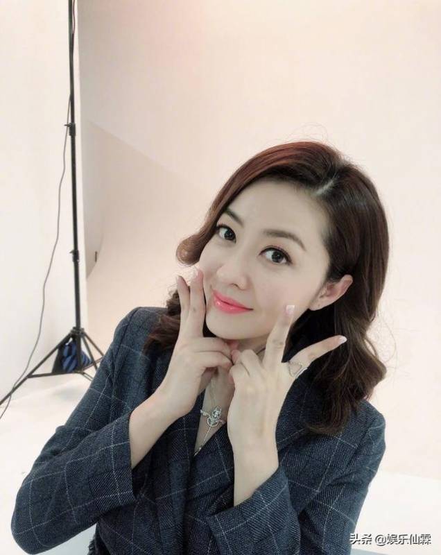 熊黛林硬要和小女兒合照，二人長相似粘貼複製，寶寶一臉呆萌