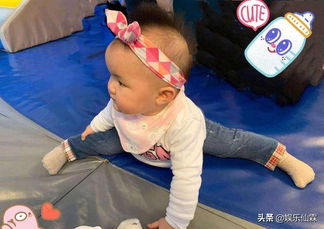 熊黛林硬要和小女兒合照，二人長相似粘貼複製，寶寶一臉呆萌