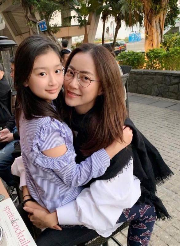 長相酷似王菲，陪在謝霆鋒身邊23年，8歲私生女顏值爆表