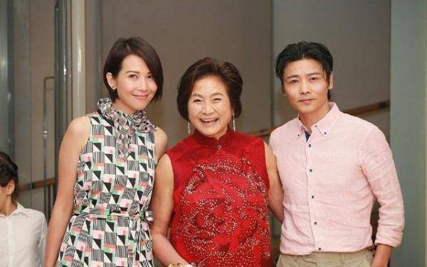 鄭佩佩女兒原子鏸大婚：朱茵、陳法蓉、蔡少芬、張晉等到場祝賀