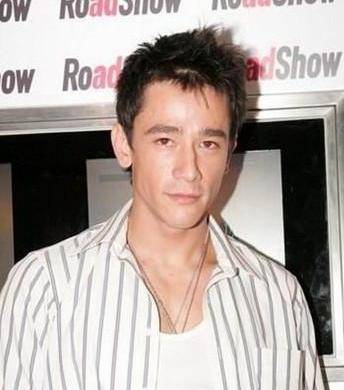 他是香港「喜劇笑匠」，曾拍一部戲就買一套房，如今錢多的花不完