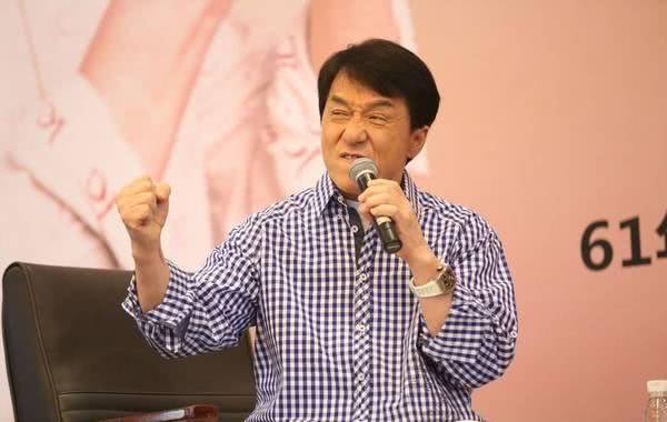 成龍幫張學友對抗黑社會，被五六十人圍著吃飯，洪金寶想替他出頭