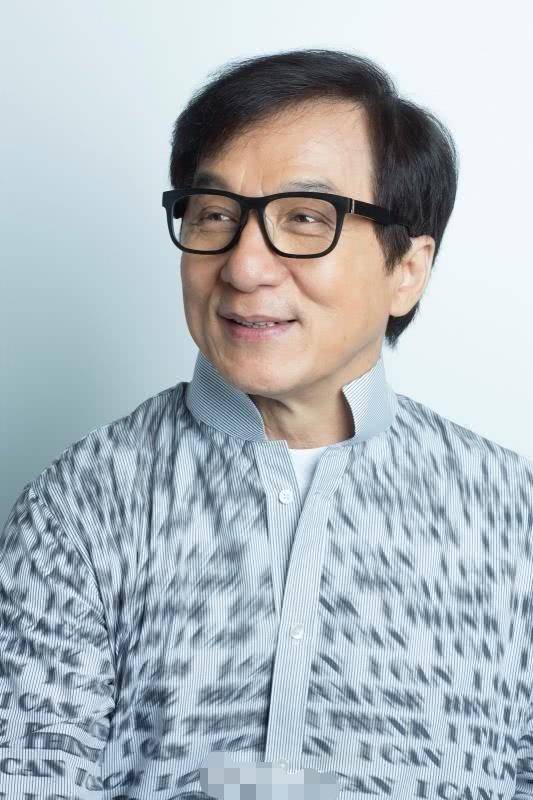 成龍幫張學友對抗黑社會，被五六十人圍著吃飯，洪金寶想替他出頭