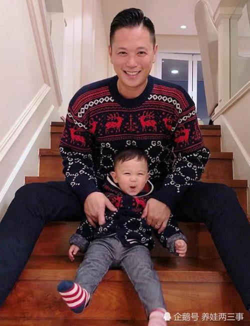 39歲胡杏兒挺孕肚國外地鐵被偶遇，兒子李奕霆吐舌頭賣萌，簡直萌爆了，網友：期待二胎～