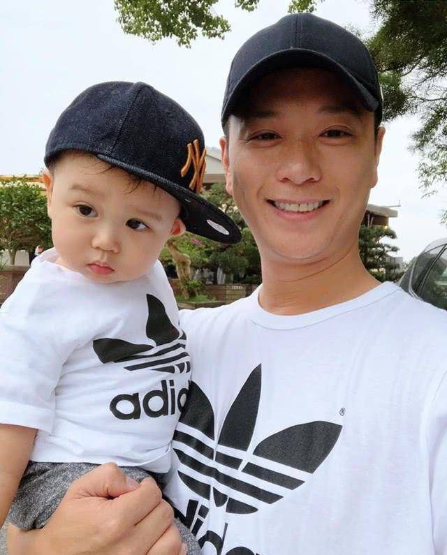 39歲胡杏兒挺孕肚國外地鐵被偶遇，兒子李奕霆吐舌頭賣萌，簡直萌爆了，網友：期待二胎～
