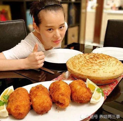 39歲胡杏兒挺孕肚國外地鐵被偶遇，兒子李奕霆吐舌頭賣萌，簡直萌爆了，網友：期待二胎～