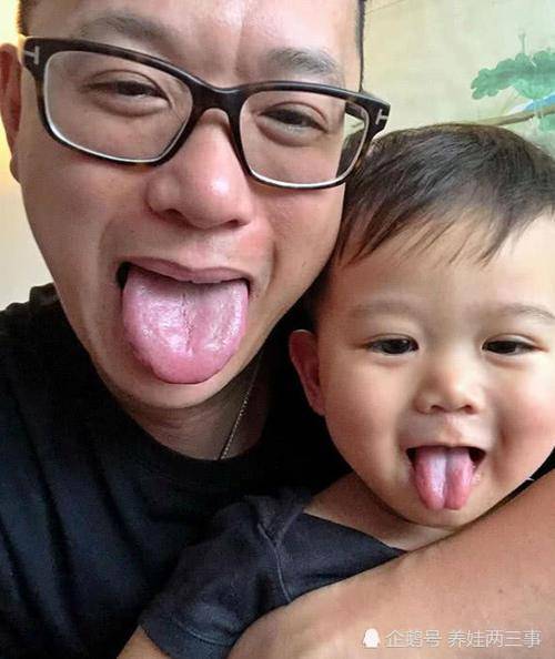 39歲胡杏兒挺孕肚國外地鐵被偶遇，兒子李奕霆吐舌頭賣萌，簡直萌爆了，網友：期待二胎～