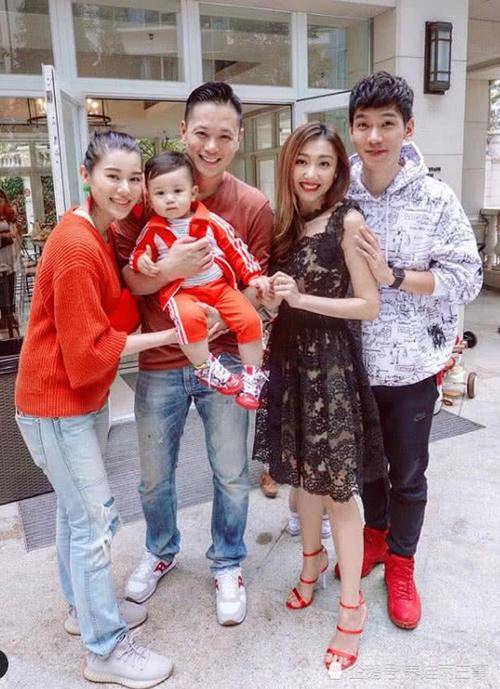 39歲胡杏兒挺孕肚國外地鐵被偶遇，兒子李奕霆吐舌頭賣萌，簡直萌爆了，網友：期待二胎～