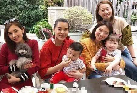 39歲胡杏兒挺孕肚國外地鐵被偶遇，兒子李奕霆吐舌頭賣萌，簡直萌爆了，網友：期待二胎～