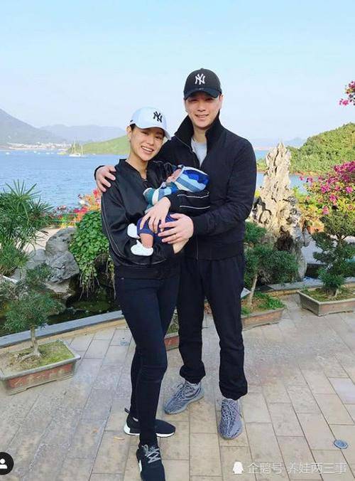 39歲胡杏兒挺孕肚國外地鐵被偶遇，兒子李奕霆吐舌頭賣萌，簡直萌爆了，網友：期待二胎～
