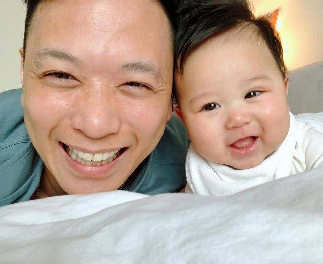 39歲胡杏兒挺孕肚國外地鐵被偶遇，兒子李奕霆吐舌頭賣萌，簡直萌爆了，網友：期待二胎～