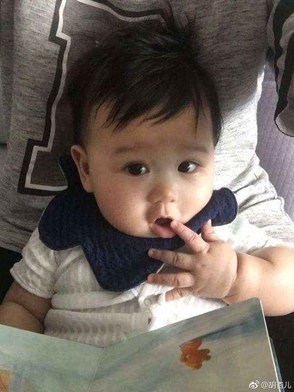 39歲胡杏兒挺孕肚國外地鐵被偶遇，兒子李奕霆吐舌頭賣萌，簡直萌爆了，網友：期待二胎～