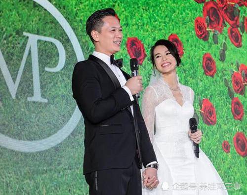 39歲胡杏兒挺孕肚國外地鐵被偶遇，兒子李奕霆吐舌頭賣萌，簡直萌爆了，網友：期待二胎～