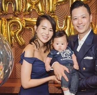 39歲胡杏兒挺孕肚國外地鐵被偶遇，兒子李奕霆吐舌頭賣萌，簡直萌爆了，網友：期待二胎～