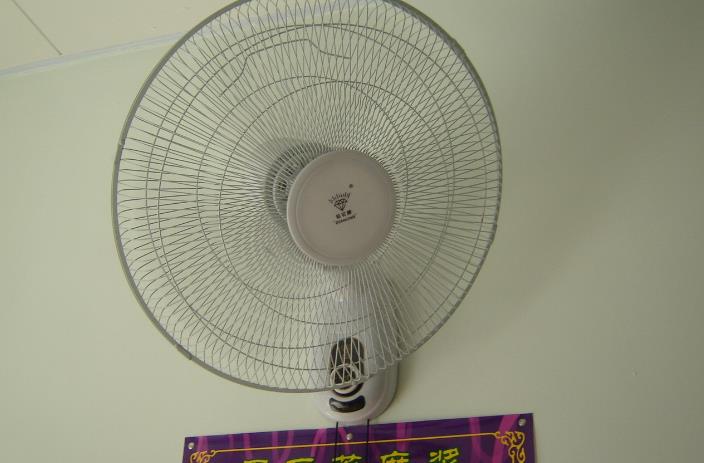 奧客對店員大吼「妳就是沒前途」！店員轉頭霸氣「開電扇」讓全場低頭狂笑！