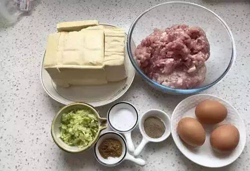 豬肉豆腐丸子，外酥里嫩，好吃又好做，做一盤瞬間就沒了