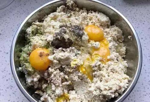 豬肉豆腐丸子，外酥里嫩，好吃又好做，做一盤瞬間就沒了