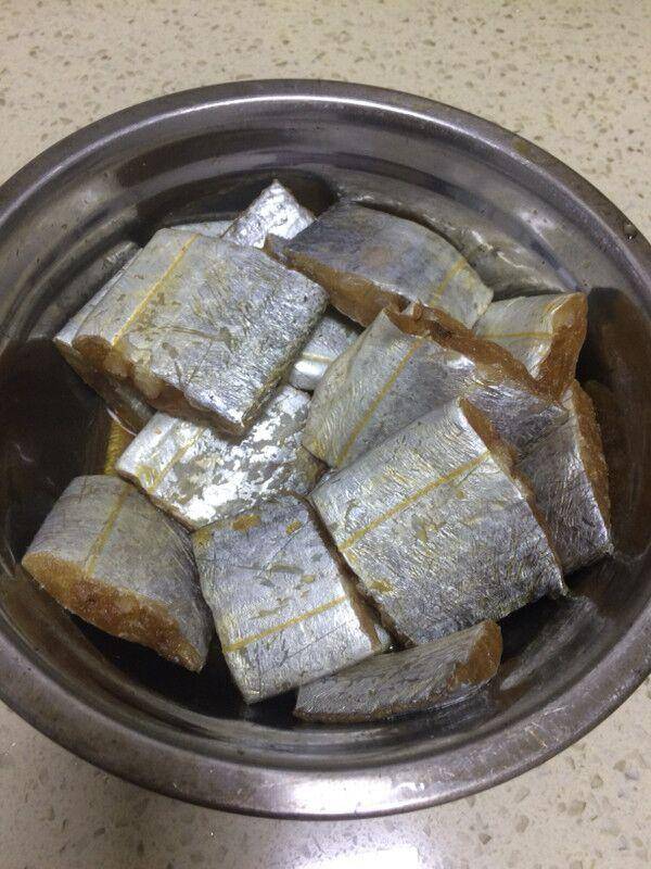 炸帶魚，裹麵粉還是澱粉？老漁夫說漏嘴：9成人做錯，難怪不香脆