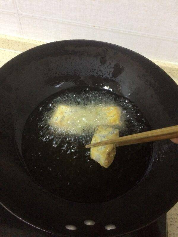 炸帶魚，裹麵粉還是澱粉？老漁夫說漏嘴：9成人做錯，難怪不香脆