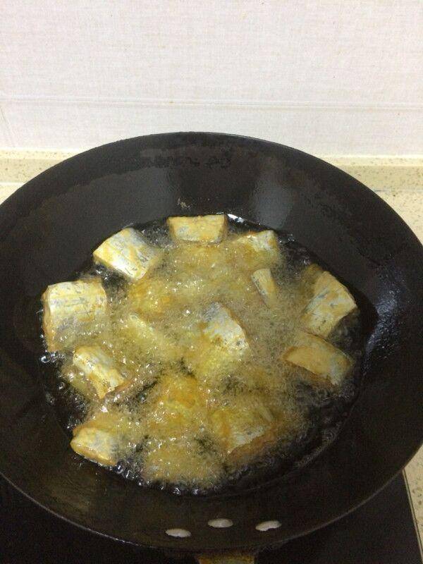 炸帶魚，裹麵粉還是澱粉？老漁夫說漏嘴：9成人做錯，難怪不香脆