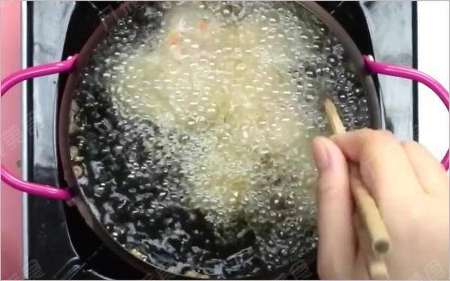 喜歡吃蝦仁的朋友不要錯過哦！秘制炸蝦仁，做法簡單只需四步