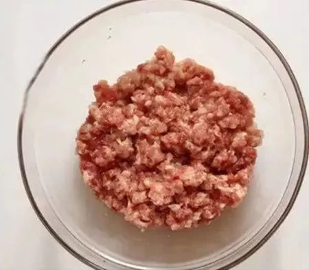美食DIY-新鮮豬肉配上甜玉米和胡蘿卜，味道特別鮮美哦
