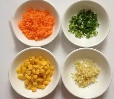 美食DIY-新鮮豬肉配上甜玉米和胡蘿卜，味道特別鮮美哦