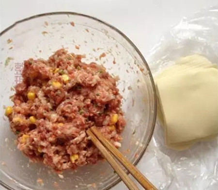 美食DIY-新鮮豬肉配上甜玉米和胡蘿卜，味道特別鮮美哦