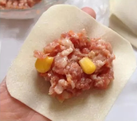 美食DIY-新鮮豬肉配上甜玉米和胡蘿卜，味道特別鮮美哦