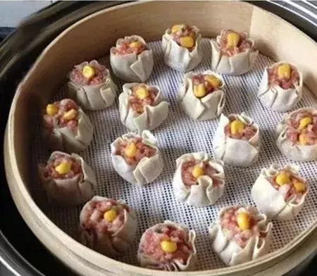 美食DIY-新鮮豬肉配上甜玉米和胡蘿卜，味道特別鮮美哦