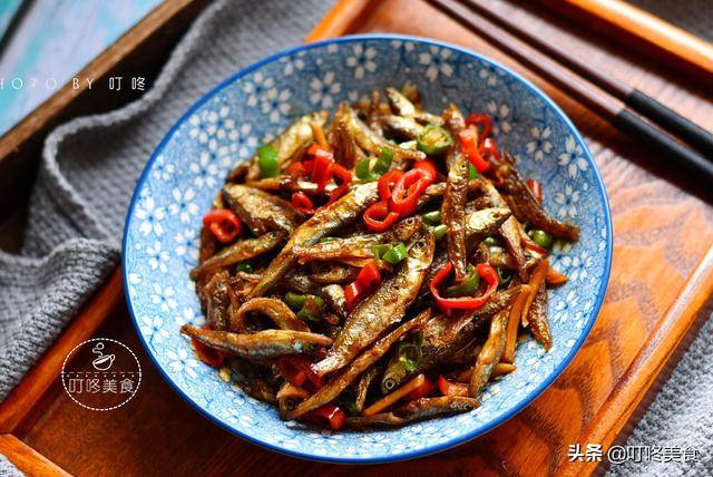 炒小魚乾時，別直接下鍋炒！多加這1步，魚乾更香更入味，不燒焦