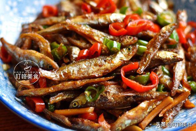 炒小魚乾時，別直接下鍋炒！多加這1步，魚乾更香更入味，不燒焦