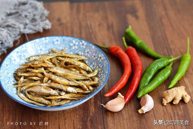 炒小魚乾時，別直接下鍋炒！多加這1步，魚乾更香更入味，不燒焦