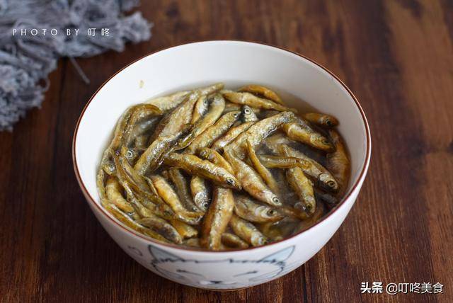 炒小魚乾時，別直接下鍋炒！多加這1步，魚乾更香更入味，不燒焦